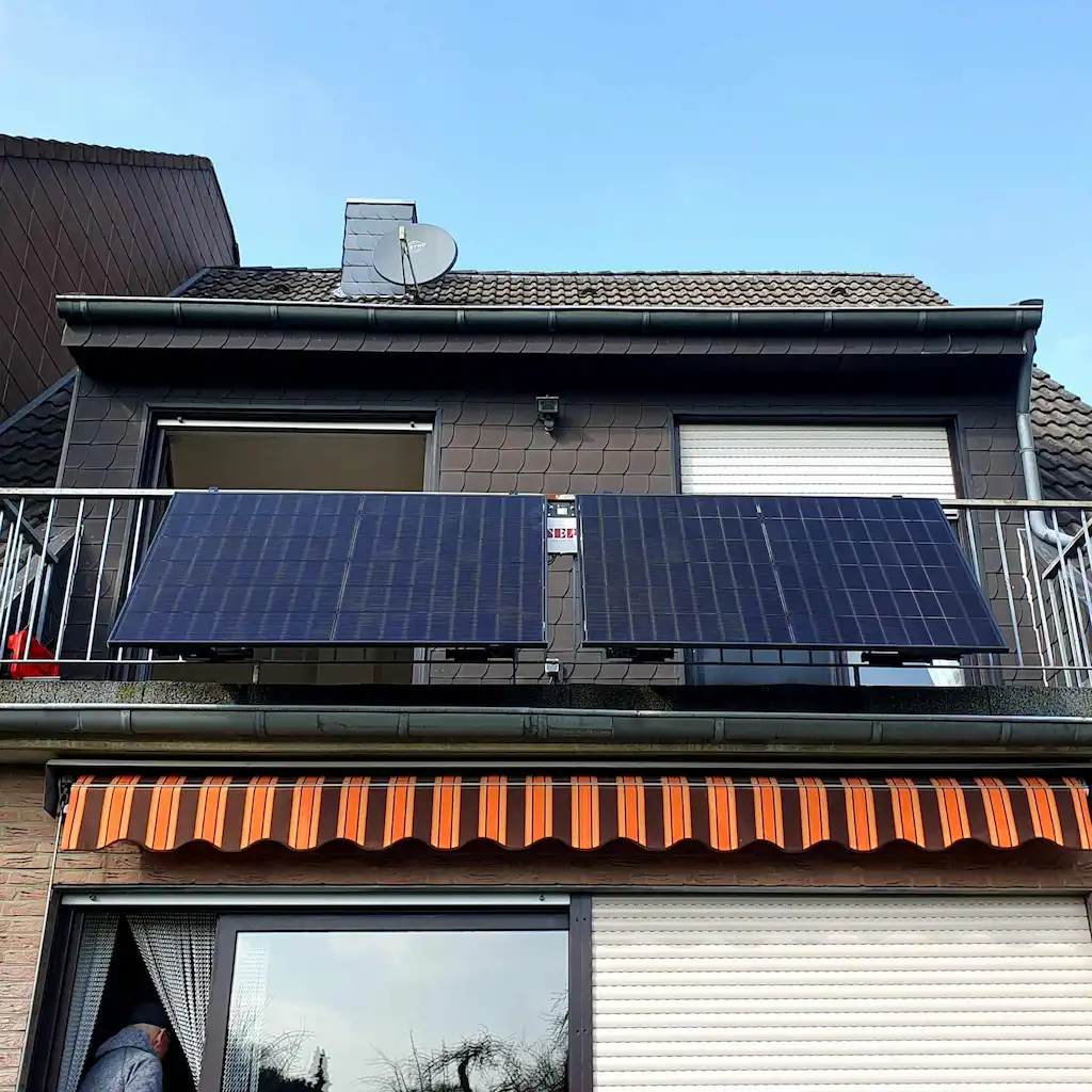 Balkonkraftwerk am Geländer in Region Aachen